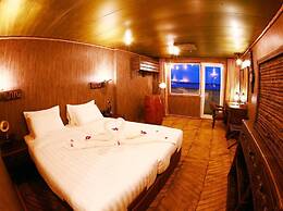 Vintage Luxury Yacht Hotel