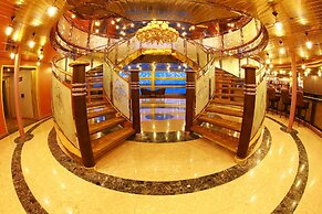 Vintage Luxury Yacht Hotel