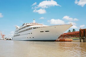 Vintage Luxury Yacht Hotel