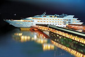 Vintage Luxury Yacht Hotel
