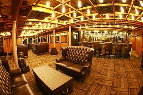 Vintage Luxury Yacht Hotel