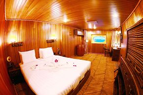 Vintage Luxury Yacht Hotel