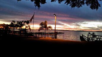 Lakeside Inn and Cafe