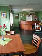 Lakeside Inn and Cafe