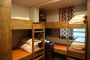 Zzzip Guest House - Hostel