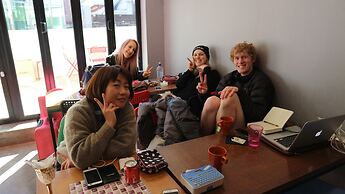 Zzzip Guest House - Hostel