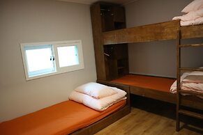 Zzzip Guest House - Hostel
