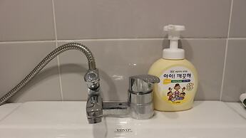 Zzzip Guest House - Hostel