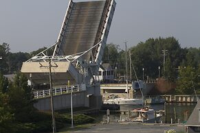 Knapps Narrows Marina & Inn