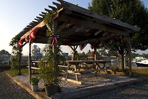 Knapps Narrows Marina & Inn