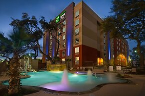 Holiday Inn Express & Suites San Antonio Medical-Six Flags, an IHG Hot