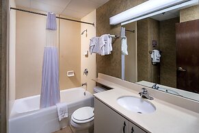 The Suites Hotel at Waterfront Plaza