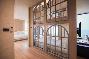 Balcony Seaside Sriracha Hotel & Serviced Apartments