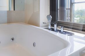 Balcony Seaside Sriracha Hotel & Serviced Apartments