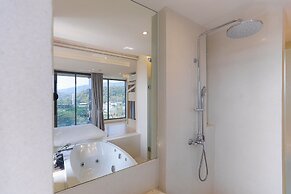 Balcony Seaside Sriracha Hotel & Serviced Apartments