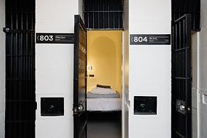 Saintlo Ottawa Jail Hostel