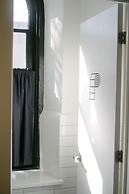 Saintlo Ottawa Jail Hostel