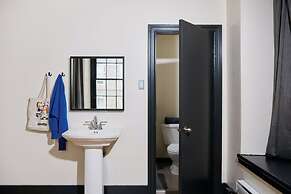 Saintlo Ottawa Jail Hostel