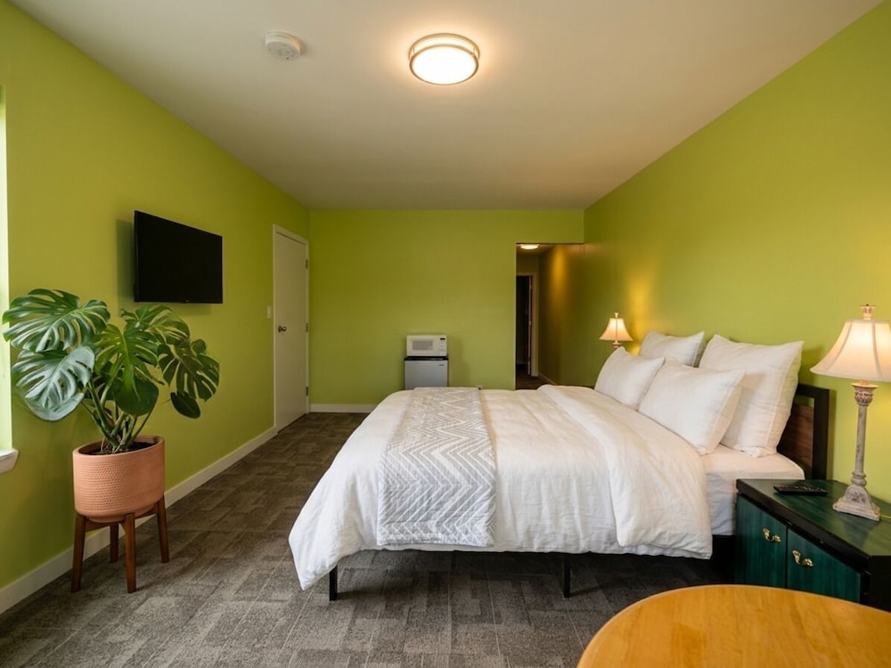 6267 Persepolis Inn