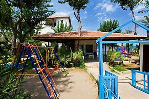 Larissa Akman Çamyuva - All Inclusive