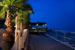 Larissa Akman Çamyuva - All Inclusive