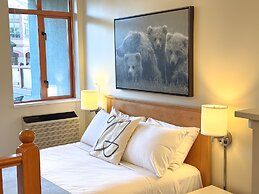 Alpenglow Lodge by MountainView