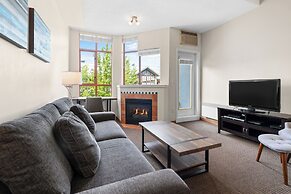 Alpenglow Lodge by MountainView