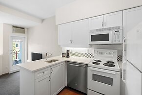 Alpenglow Lodge by MountainView