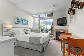 Alpenglow Lodge by MountainView