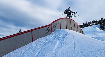 Alpenglow Lodge by MountainView