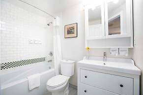 Alpenglow Lodge by MountainView