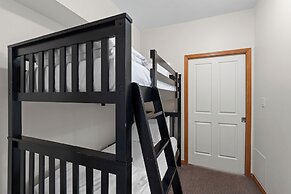 Alpenglow Lodge by MountainView