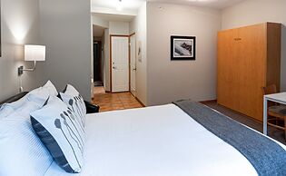 Alpenglow Lodge by MountainView