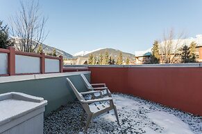 Alpenglow Lodge by MountainView