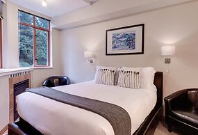 Alpenglow Lodge by MountainView