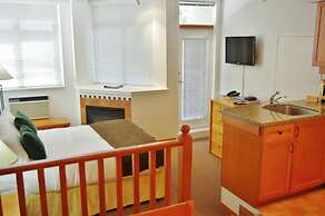 Alpenglow Lodge by MountainView