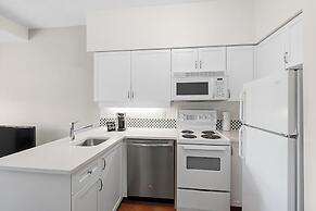 Alpenglow Lodge by MountainView