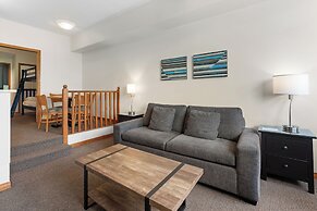 Alpenglow Lodge by MountainView