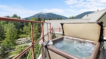 Alpenglow Lodge by MountainView