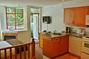 Alpenglow Lodge by MountainView