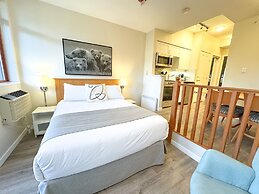 Alpenglow Lodge by MountainView