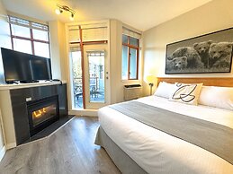 Alpenglow Lodge by MountainView