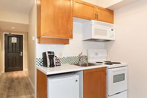 Alpenglow Lodge by MountainView