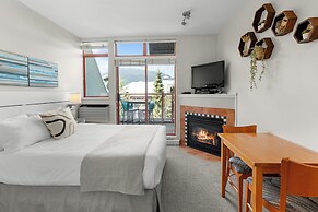 Alpenglow Lodge by MountainView
