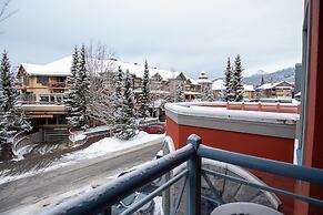 Alpenglow Lodge by MountainView