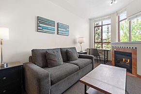 Alpenglow Lodge by MountainView