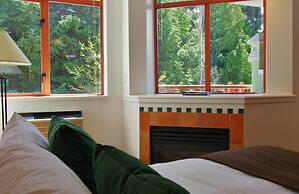 Alpenglow Lodge by MountainView