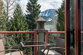 Alpenglow Lodge by MountainView