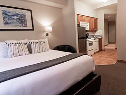 Alpenglow Lodge by MountainView