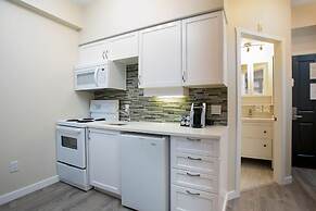 Alpenglow Lodge by MountainView